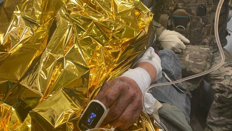 «Нам потрібна евакуаційна „броня“»: медики впевнені, що в «кілзонах» поранених мають вивозити виключно на важкій техніці  