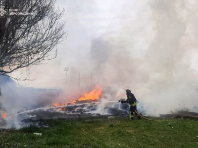 У Херсоні внаслідок обстрілу рф є загиблі, пошкоджено вагон потягу й «швидку»  