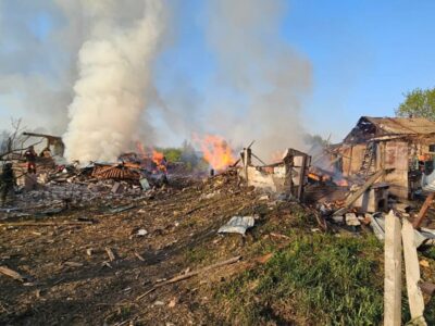 Ворог скинув авіабомбу на житловий будинок у Лиманській громаді, загинули батько і син  