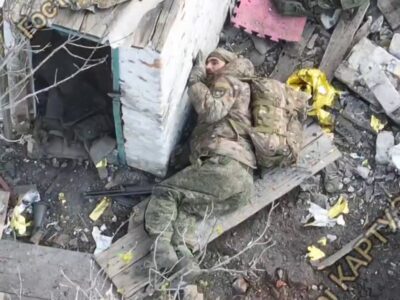 Подробиць краще не знати — дронарі ЗСУ підловили пару окупантів у сільському туалеті  