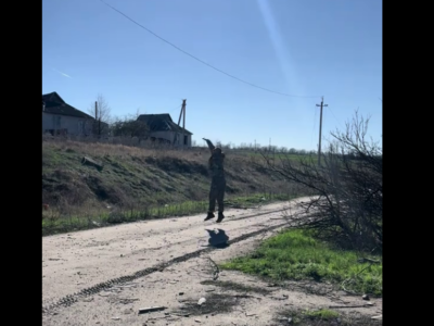 Лише руку порізав — наш боєць голіруч знешкодив дрон  