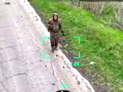 Навіть подарунок приніс — окупант вимолив у наших дронарів помилування та здався їм у полон  