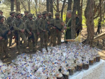 7000 великодніх пасок на «нулі»: капелани та дрони доставили пасхальне тепло воїнам на Схід  