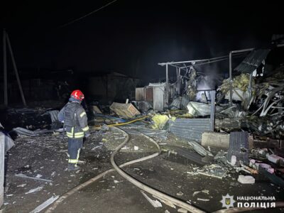 Наслідки російського обстрілу на Харківщині: є загиблі, пошкоджені будівлі та автівки  