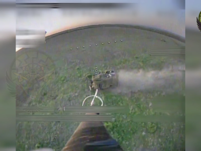 Черги з дронів — ворожа бронетехніка уражається, як на конвеєрі  