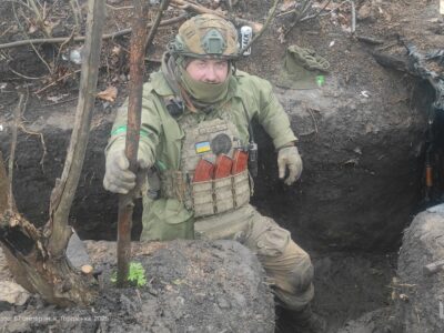 Босоніж крізь багнюку та ПТУРи: як двоє бійців витягли непритомного побратима з пекла під Бахмутом  