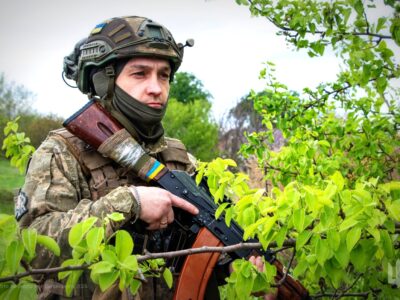 «Хлопці підбили МТЛБ, а інший тягач почав тікати» — боєць «Клінт» про відбиття штурму рф  