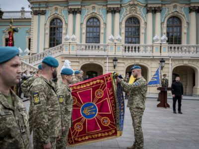 «За мужність та відвагу» — Володимир Зеленський особисто нагородив легендарну бригаду морської піхоти  
