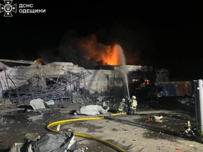 Окупанти атакували Одещину безпілотниками: виникли пожежі, зруйновано відділення пошти  