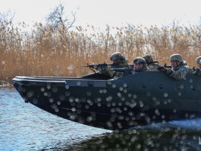 «Немає БК, немає підкріплення, немає евакуації» — так «царюють» російські морпіхи на островах Херсонщини  