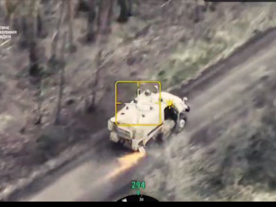 Дрифт року ― водій ГУР евакуював підбитий росіянами броньовик з поля бою  