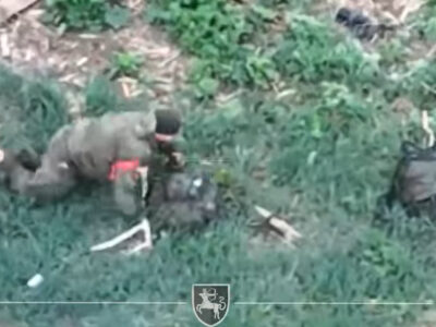 Смерть на колінах: українські дрони ефектно зупинили штурм пораненого окупанта  