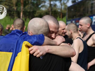 Перші кроки на рідній землі — Володимир Зеленський поділився зворушливими кадрами зустрічі українських полонених  