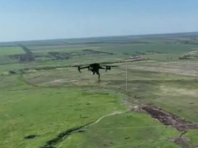 Пішов на таран — безпілотник зупинив квадрокоптер рф, який зі скидом летів до наших позицій  