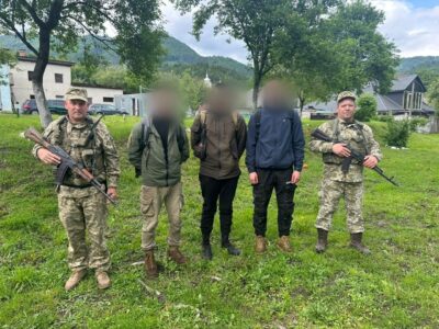 Змоклі, змерзлі та голодні: прикордонники знайшли порушників кордону, які дві доби блукали в горах