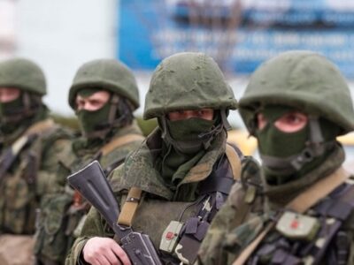 Хто в плащі, хто в пончо: наші військові розповіли про екіпірування російських солдатів  