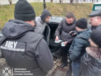 Хотів збагатитись, а отримав фальшиві $10 тисяч і 5 років тюрми: засуджено переправника ухилянтів  