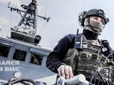 Військові моряки врятували п’ятьох відпочивальників, яких віднесло штормом у відкрите море  