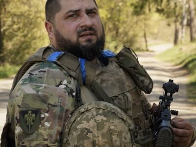 «Крізь кукурудзу, мінні поля й під дроном»: історія зенітника, який вивів 15 бійців з оточення під місячним сяйвом  