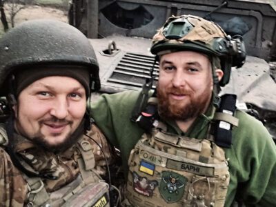 На пробитому колесі крізь міни та болото: як водій «Бублик» врятував групу бійців під постійними обстрілами  