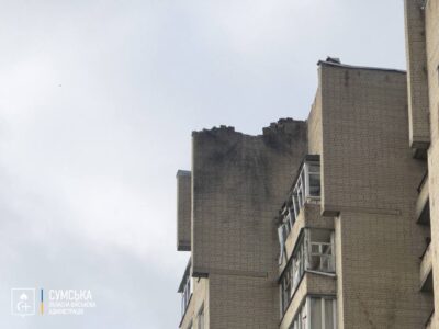 У Сумах БПЛА влучив у покрівлю багатоповерхівки  
