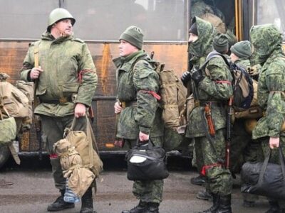 Не шукають укриття, заходять у посадку рівним кроком: російські штурмовики демонструють дивну поведінку  