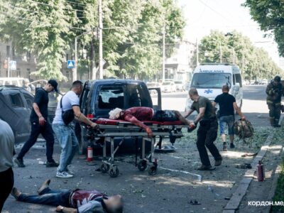Батько помер, доньку намагаються врятувати — збільшилася кількість жертв російського удару по Сумах  
