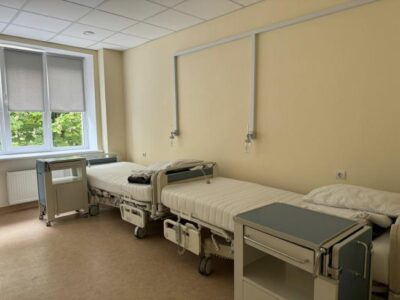 З кровотечами та переломами стоять в черзі всю ніч: ситуація з лікарями на ТОТ  