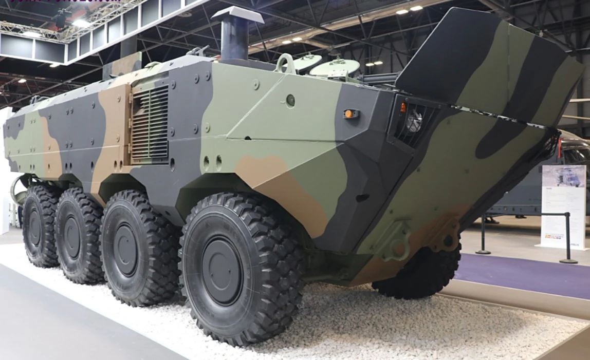 Бронеавтомобіль Veicolo Blindato Anfibio 8×8 на виставковому стенді. Фото: JointForces