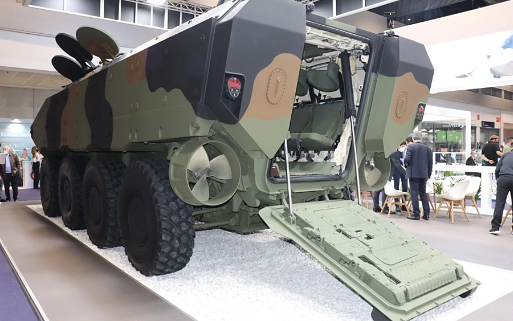 Бронеавтомобіль Veicolo Blindato Anfibio 8×8 на виставковому стенді. Фото: JointForces