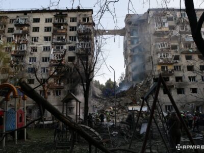 Російська ракета, що зруйнувала під’їзд багатоповерхівки в Києві, провалила бетонні перекриття в підвал  