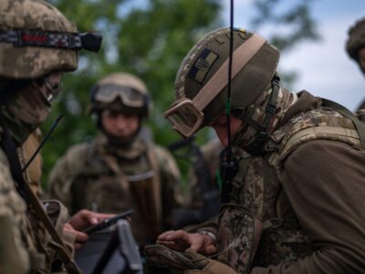 «Чіпляє FPV-дрони до „Молнії“» — противник атакує логістику Сил оборони на відстані 25 км  