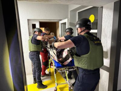 Нікопольщина під вогнем дронів та артилерії — троє чоловіків у лікарні, пошкоджено медзаклад і пожежну частину  