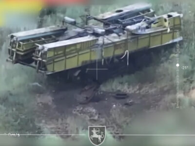 Крах інженерного задуму: український дрон перетворив ворожий мостоукладальник на брухт  