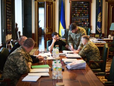 Президент провів нараду з військовими: обговорили зрив наступу рф на Сумщині та виробництво дронів  