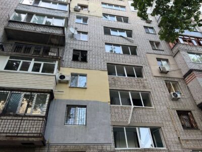 Потрощені автомобілі, багатоповерхівки та навальні заклади: наслідки удару на Дніпропетровщині  