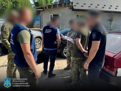 На Прикарпатті викрили військових, які продали понад 5 тонн армійського дизпалива  