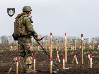 Україна й США обговорили спільні проєкти з очищення територій від мін  