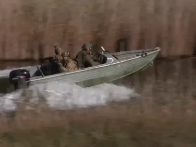Форсують територію на малих човнах: росіяни активізувалися на Придніпровському напрямку  