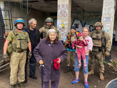 Чотири покоління і двоє собак в одному авто: бійці врятували велику родину з-під обстрілів  