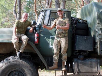 Один різав, інший — прикривав собою іскри: подвиг ремонтників, що під фосфором рятували БМП  