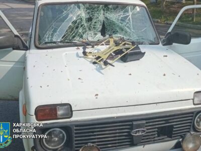 Російський дрон влучив у цивільне авто в Куп’янську, поранені троє людей  