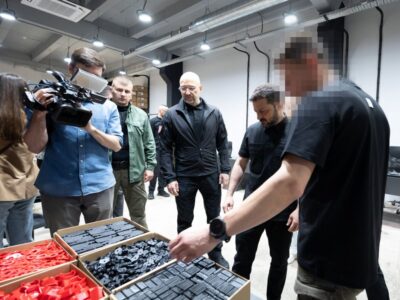 «Наш запит — 1000 перехоплювачів на добу»: Президент зустрівся з виробниками дронів-перехоплювачів  