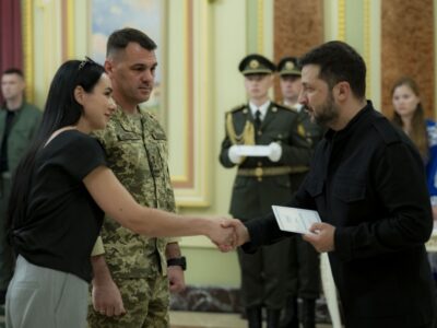 Президент вручив сертифікати на квартири Героям України  