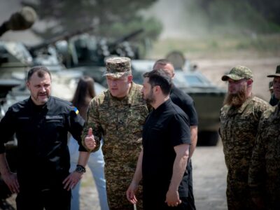 Підготовка екіпажів танків і операторів дронів: Президент зустрівся з захисниками  