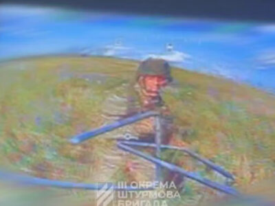 «Рукопашний бій» проти FPV-дрона: окупант «програв» поєдинок українській «пташці»  