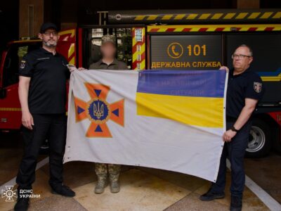 Схованка у цегляній стіні: на Донеччині розвідник знайшов прапор, який рятувальники сховали від окупантів  