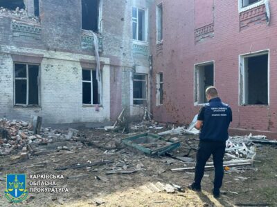 Ворог знову б’є по Ізюму: поранені дві жінки, пошкоджені будинки й підприємство  