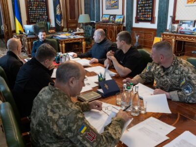 Дрони-перехоплювачі та дипстрайки: Президент провів нараду щодо закупівель БПЛА  