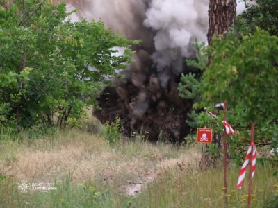 Сапери ДСНС продовжують очищати ліси Харківщини від «смертоносних подарунків» окупантів  